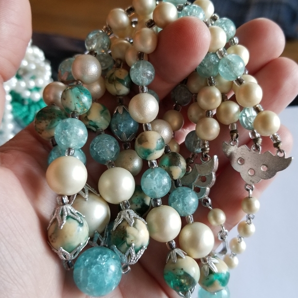 Relisted -Vintage three strand necklace Blue and off white plastic beads - Picture 15 of 16